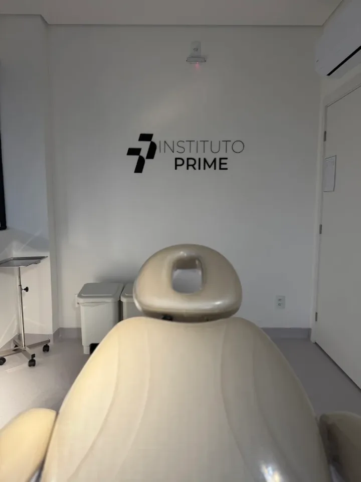 Sala de procedimento do Instituto Prime, com maca e a marca na parede