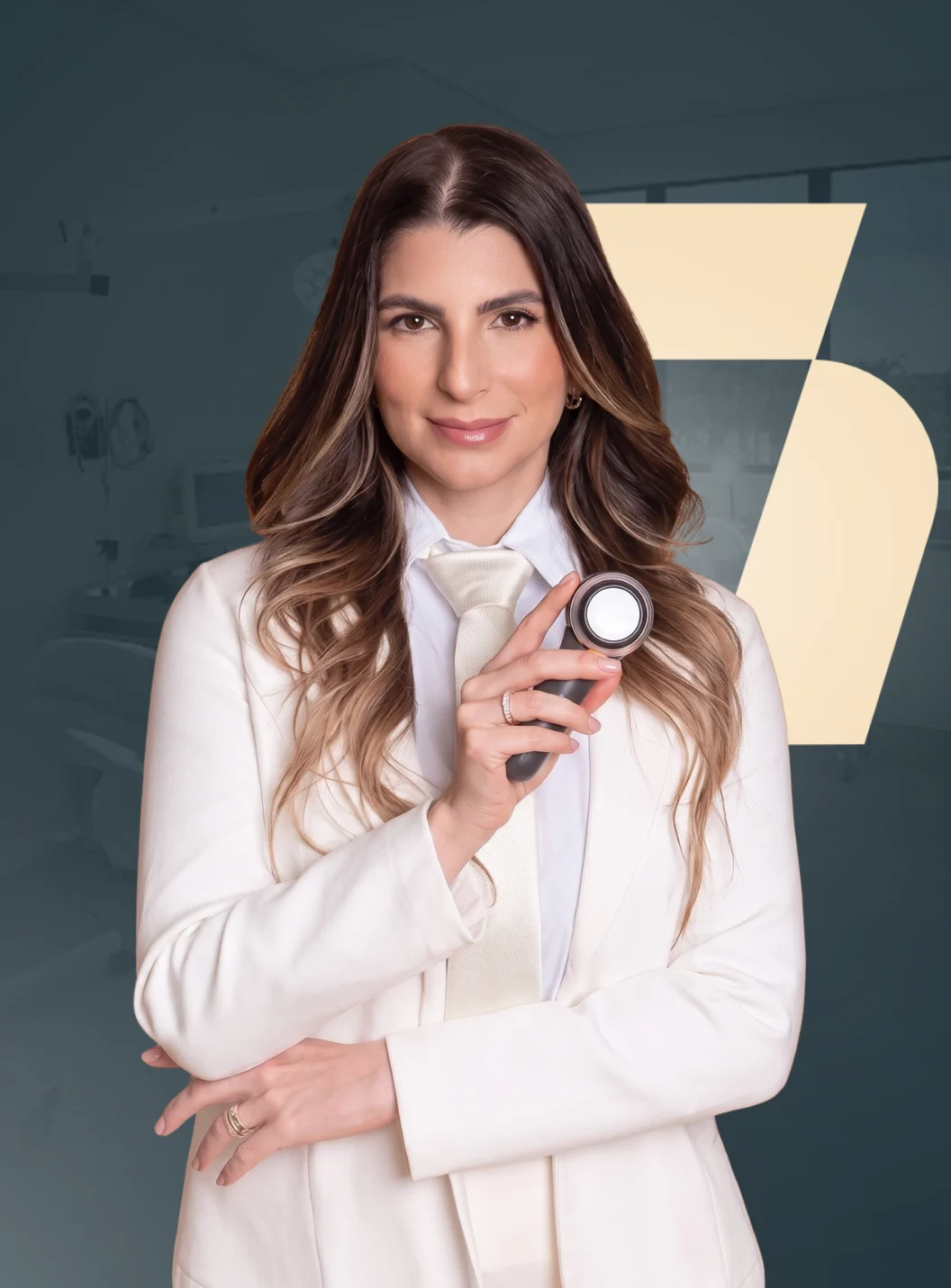 Dra. Gabriela Mardegan, dermatologista e responsável técnica do Instituto Prime, segurando um dermatoscópio